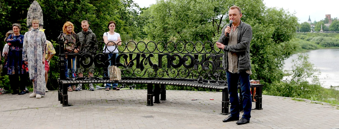 На набережной реки Вологды появился новый арт-объект «Скамейка»