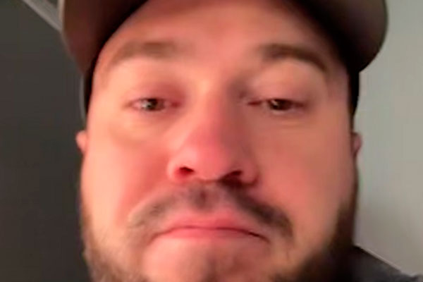 Полицейские задержали друга Паши Техника за запуск дрона на церемонии прощания | Полицейские задержали друга Паши Техника на церемонии прощания с рэпером