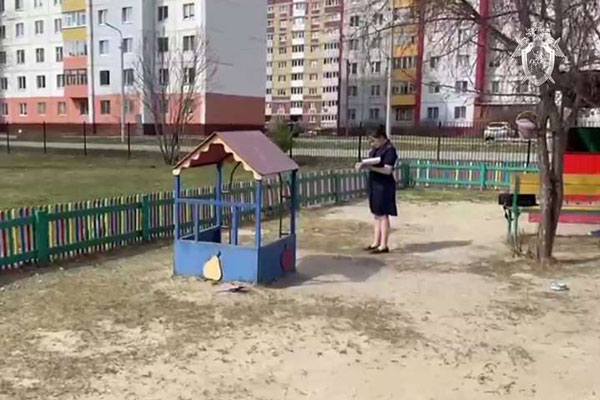 Трехлетняя девочка погибла в Тобольске в игровом домике на прогулке в детском саду