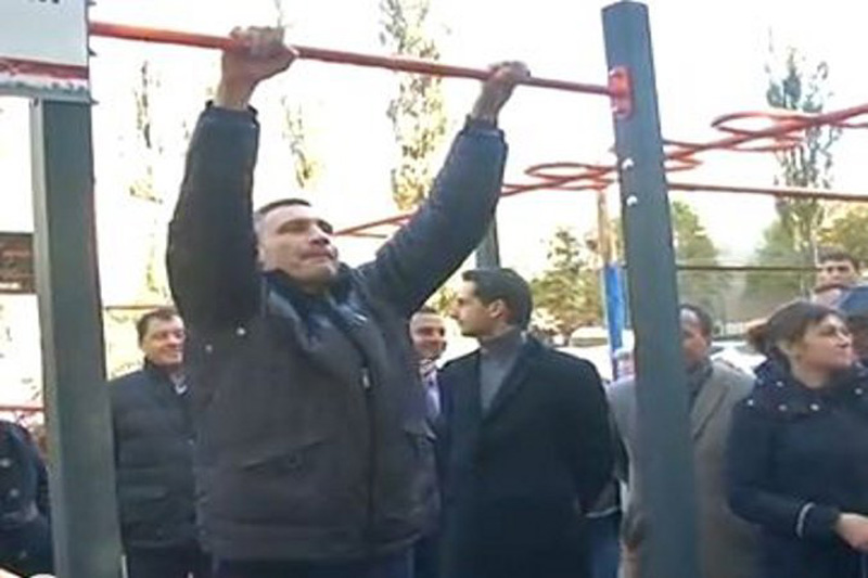 Виталий Кличко обиделся на "сосиску" и перевернулся. Видео