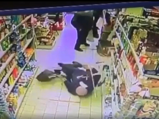 Житель Москвы ударом свалил с ног не соблюдавшую дистанцию старушку