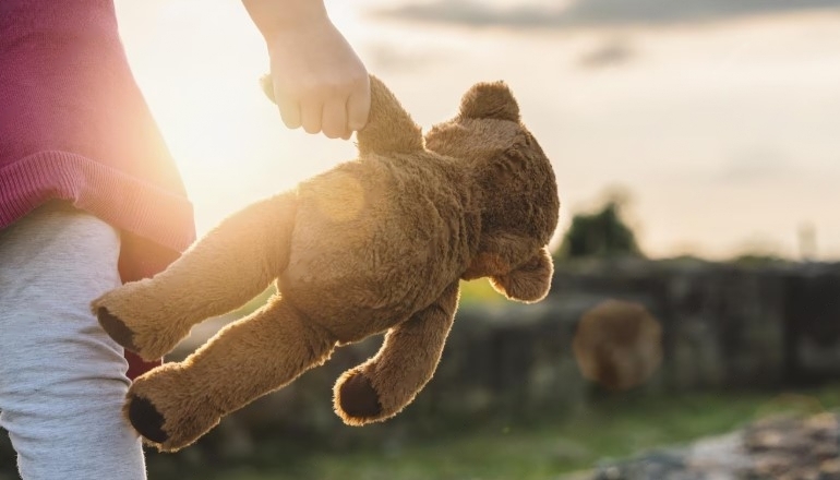 «Я тебя убью, ты поняла?»: в Звенигороде женщина накинулась на девочку на детской площадке | Женщина на детской площадке в Звенигороде угрожала убить ребенка