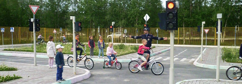 Няганские госавтоинспекторы провели эстафету для детей «Рули по правилам»