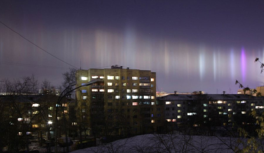 Уральцы фотографируют северное сияние в небе над Екатеринбургом
