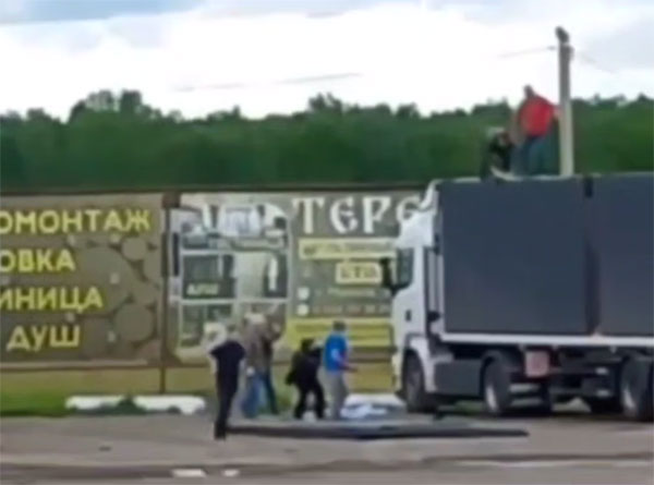 Вылетели из фуры: беспилотники впервые атаковали Иркутскую область. Видео | Губернатор Кобзев: вылетевшие из фуры БПЛА атаковали военную часть под Иркутском