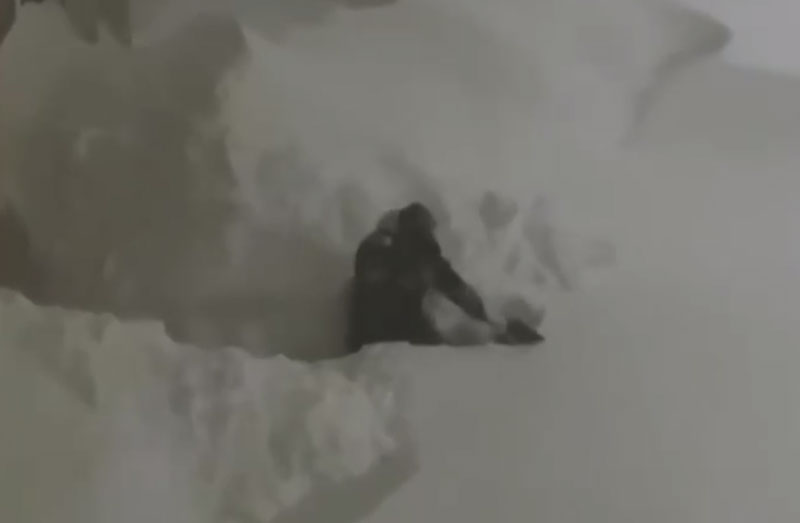 Камчатку засыпало снегом: жители не могут выйти из домов, рейсы задержаны | Сильный снегопад парализовал Камчатку: сугробы, отмены и задержки рейсов