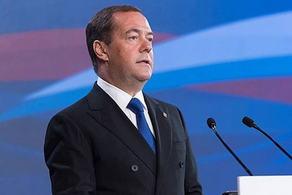 Медведева взбесила пометка о фейках под его постом в соцсети Х