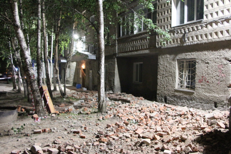 В ХМАО частично обрушился пятиэтажный дом. ФОТО