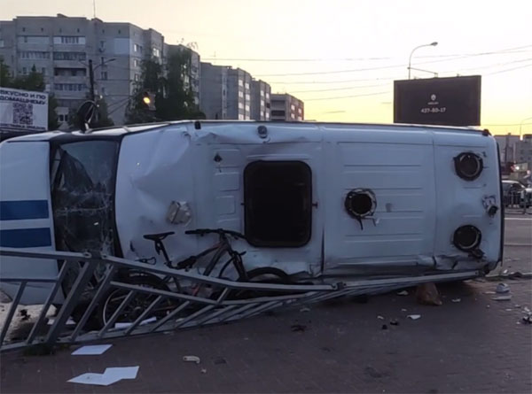 Массовое ДТП с полицейским авто и машиной скорой помощи произошло в Кстове. Видео | В Нижегородской области произошло массовое ДТП со скорой и полицейским авто