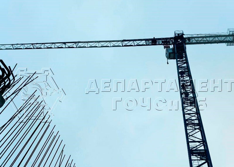 «Он просто потерял сознание на высоте 30 метров» - Трагедия на стройке: оператор крана скончался на работе | На юго-западе Москвы 30-летний рабочий умер в кабине башенного крана