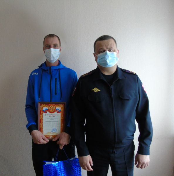 В Иркутской области полицейские наградили мужчину, задержавшего подозреваемого в нападении на школьницу