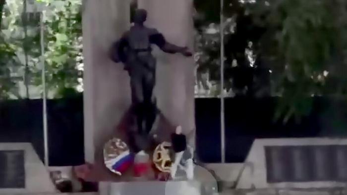 В Кургане пьяная женщина устроила танцы на мемориале погибшим воинам: нарушительницу задержали | В Кургане задержали женщину за танцы на мемориале