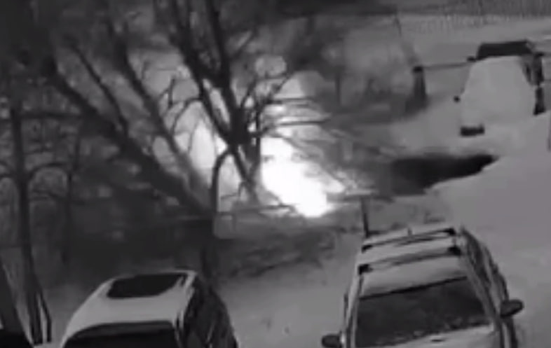 "Стояла на парковке": в Уфе машина ушла под землю на восемь метров. Видео | В Уфе стоящая на парковке машина провалилась под землю