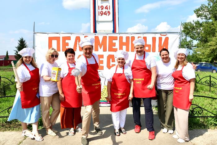 В Тульской области разгорелся скандал из-за баннера с пельменями у мемориала павшим в годы ВОВ | На организаторов «Пельменного съеста» в Тульской области пожаловались в СК