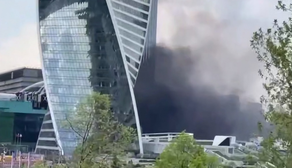 Автомобиль взорвался на подземной парковке в центре Москвы | На подземной парковке в центре Москвы загорелся автомобиль