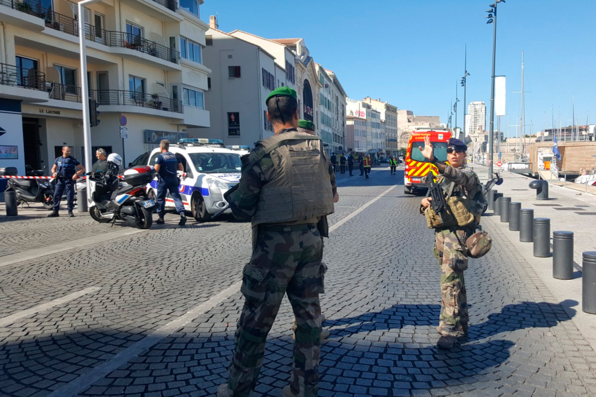 Во Франции автомобиль въехал в автобусные остановки