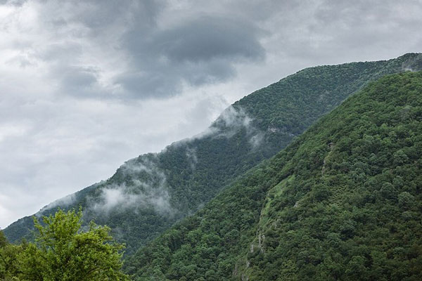 В Абхазии россиянин сорвался с тарзанки и упал на скалу