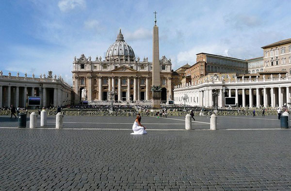Полицейский открыл в Ватикане стрельбу по машине