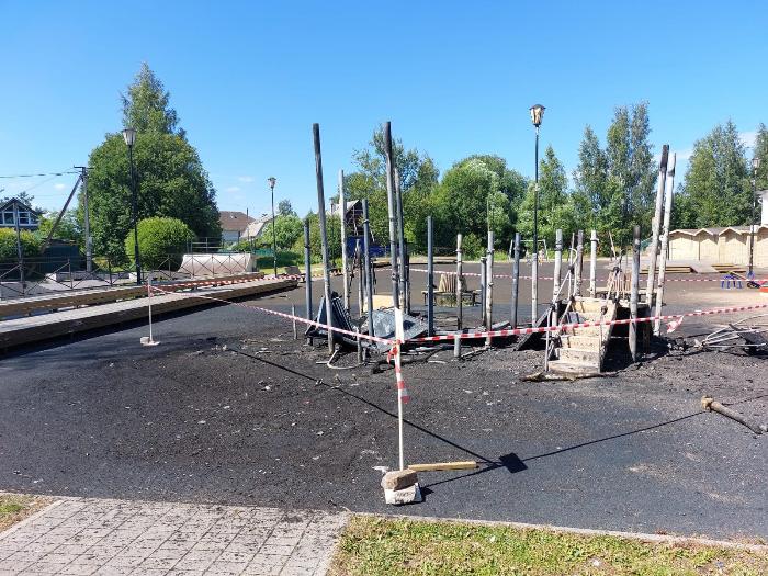 Пятеро подростков сожгли спортплощадку в Ленобласти: ущерб составил 1,7 млн рублей | Подростки подожгли детский спорткомплекс в Ленобласти