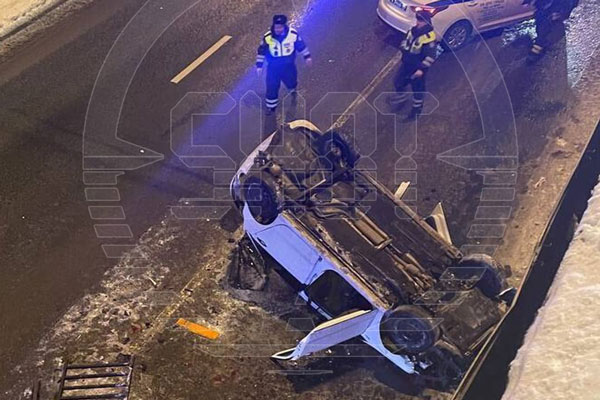 Фольксваген вылетел с моста в столице: один пострадавший