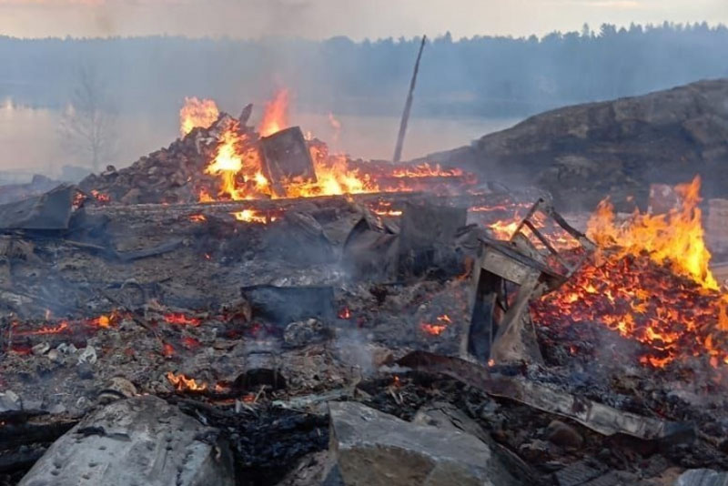 Жуткий пожар в Карелии: 17 зданий уничтожены в результате возгорания в селе Гридино | Пожар уничтожил 15 частных домов, клуб и административное здание в Карелии