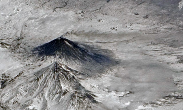 NASA опубликовало впечатляющую фотографию камчатского вулкана Ключевский после мощного выброса