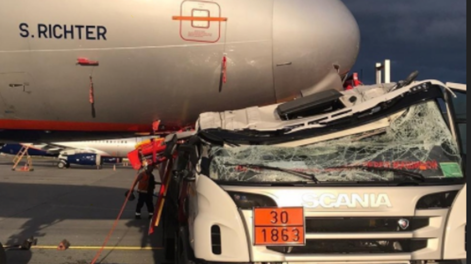 В Шереметьево прокомментировали столкновение бензовоза и самолета