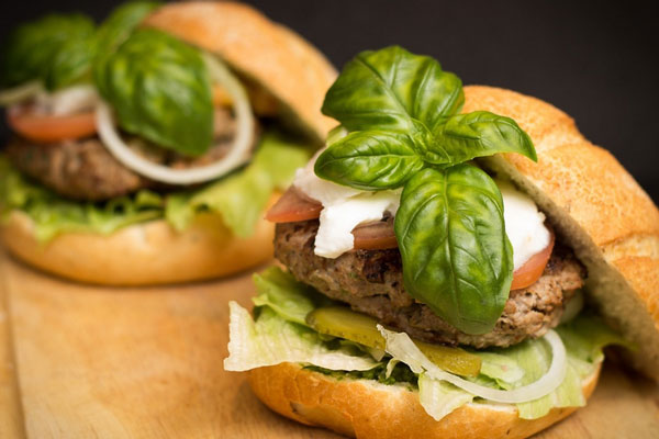 «Фастфуд стал роскошью»: рост средней стоимости чека в российских сетях на 10% | Средний чек в российских фастфудах увеличился до 603 рублей 