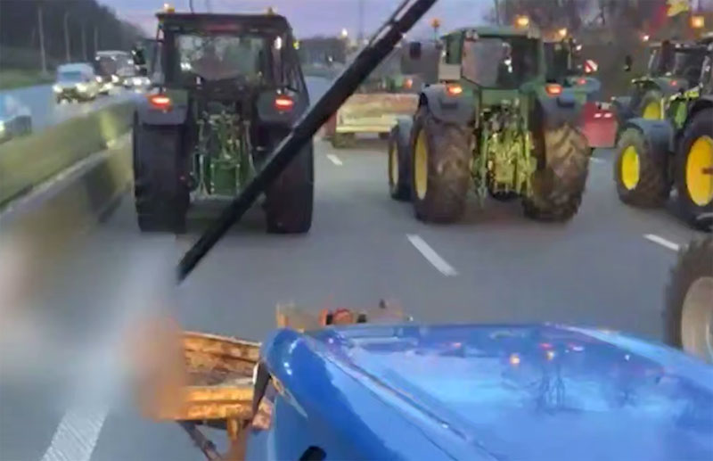 Французские фермеры протестуют на тракторах в центре Парижа из-за соглашения MERCOSUR | Фермеры Франции вывели тракторы на улицы Парижа из-за соглашения с MERCOSUR