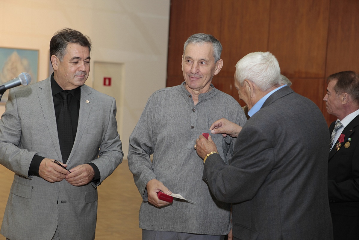 На Крымском Валу открылась выставка художников-однокашников