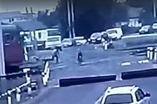 Маленький мальчик на глазах у отца погиб под колесами поезда