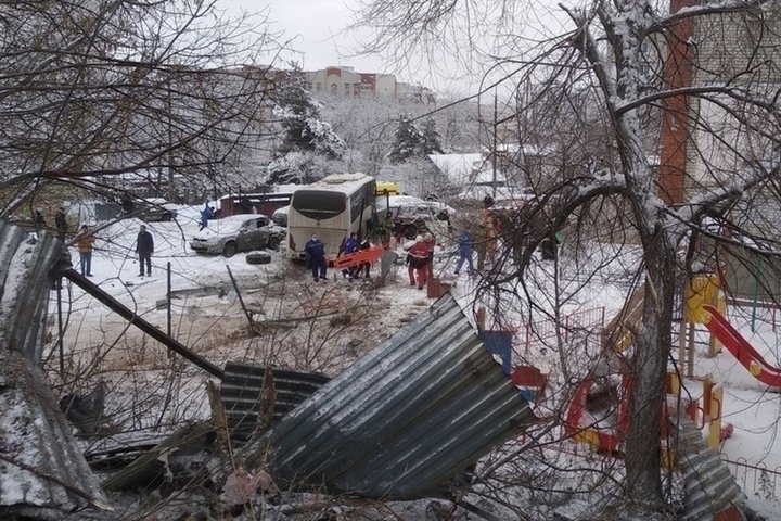 В Саратове пассажирский автобус на полной скорости слетел с горы во двор жилого дома и протаранил несколько автомобилей