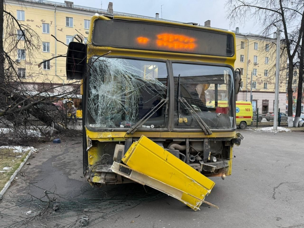 В Ижевске автобус с 50 пассажирами влетел в школьный забор