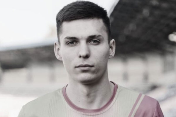 Молодой футболист Калмыков умер во время матча в подмосковном Подольске | Российский футболист умер прямо во время матча