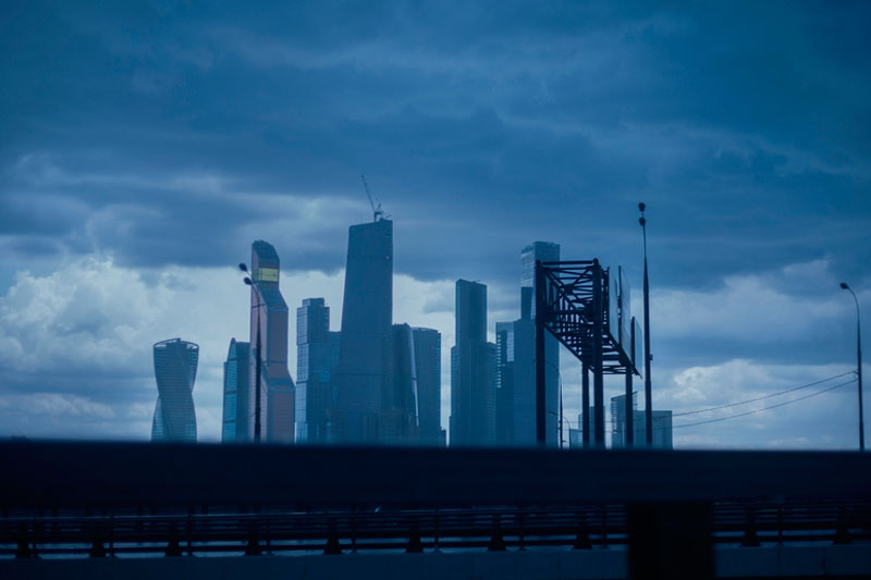 Москва в преддверии Дня Победы: перекрытия, сбои интернета и задержки рейсов  | Москвичи жалуются на проблемы со связью и задержки самолетов