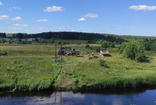 Под Вологдой начали восстанавливать обрушившийся во время крестного хода мост | Под Вологдой начали пересобирать мост, при обрушении которого пострадали люди