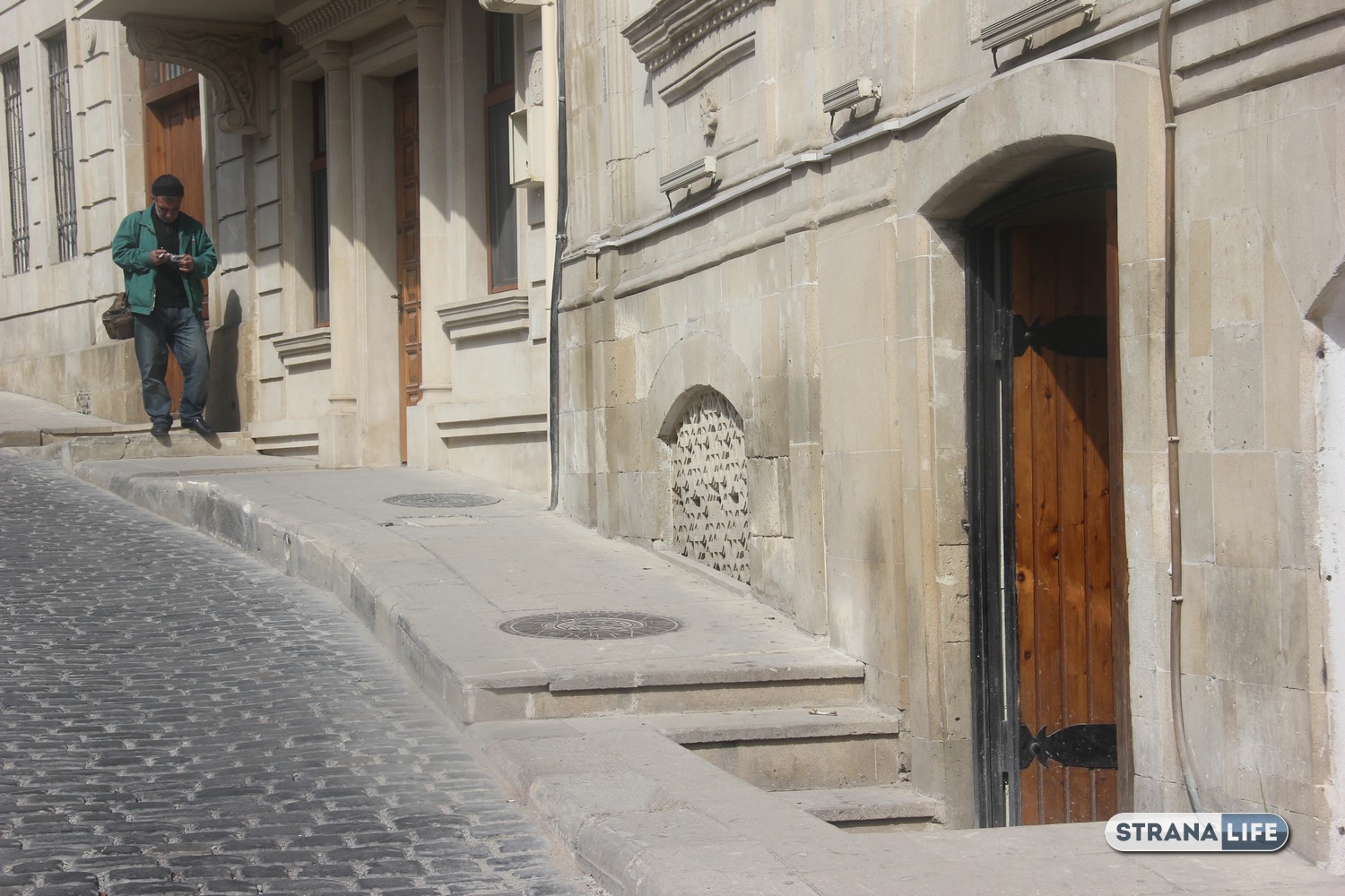 «Шьерт побьери!» Самое узнаваемое место в Баку, где Миронов бегал от проститутки, а Никулин сломал руку, пестрит иностранцами