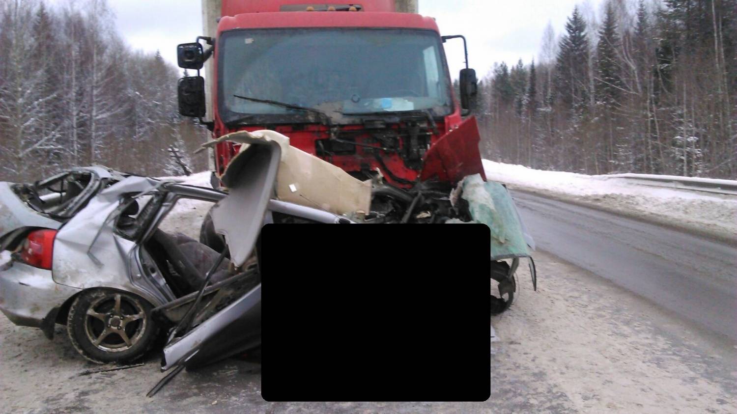 2 человека погибли и 2 пострадали, включая ребенка, в серьезной аварии близ Нижней Туры