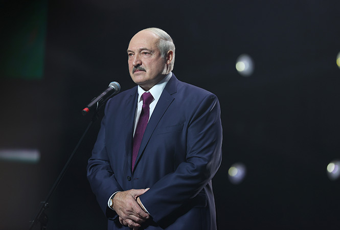 Лукашенко призвал остановить «безумных политиков» трёх государств