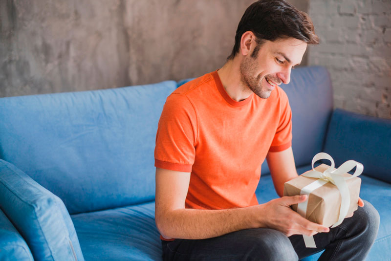 Психолог раскрывает секреты подарков: "Мужчины тоже ценят внимание и заботу!" | Мужчины любят внимание не меньше женщин: советы психолога на 23 февраля