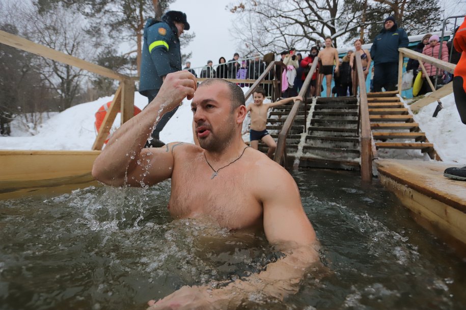 Крещенские купания грехов не смывают. Это всего лишь аттракцион с реальным риском для жизни