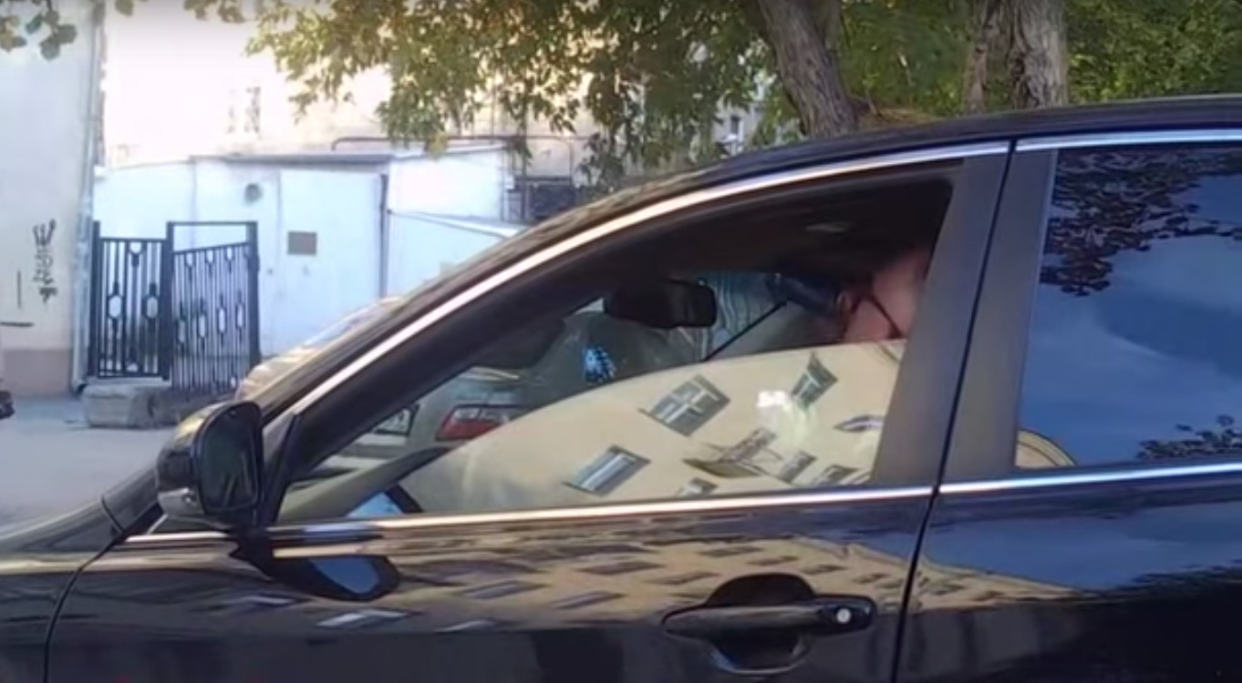 Глава уральского минпромторга признался, что пил пиво за рулем служебной машины