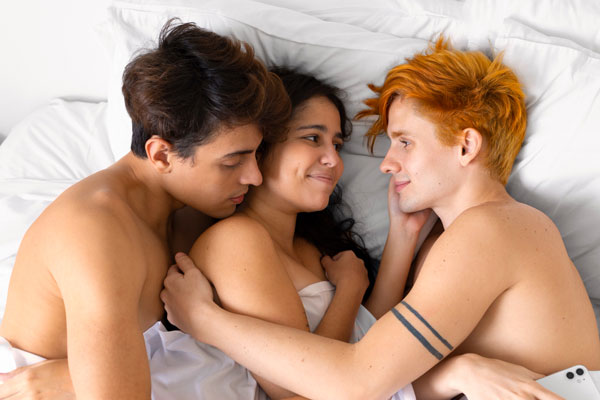 Уроки сексуального просвещения: "Это попытка узаконить растление несовершеннолетних!" | Уроки сексуального просвещения: споры и опасения экспертов