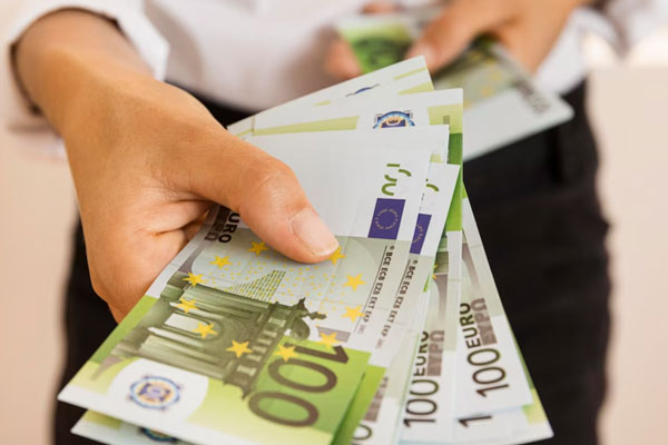 Курс евро в понедельник утром поднялся до 102 рублей