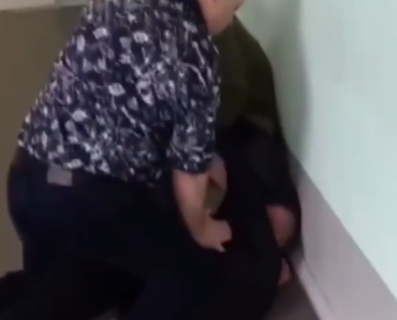 Наркоман с ножом ворвался в школу в Челябинске | В челябинскую школу ворвался мужчина с ножом, его остановил учитель ОБЖ