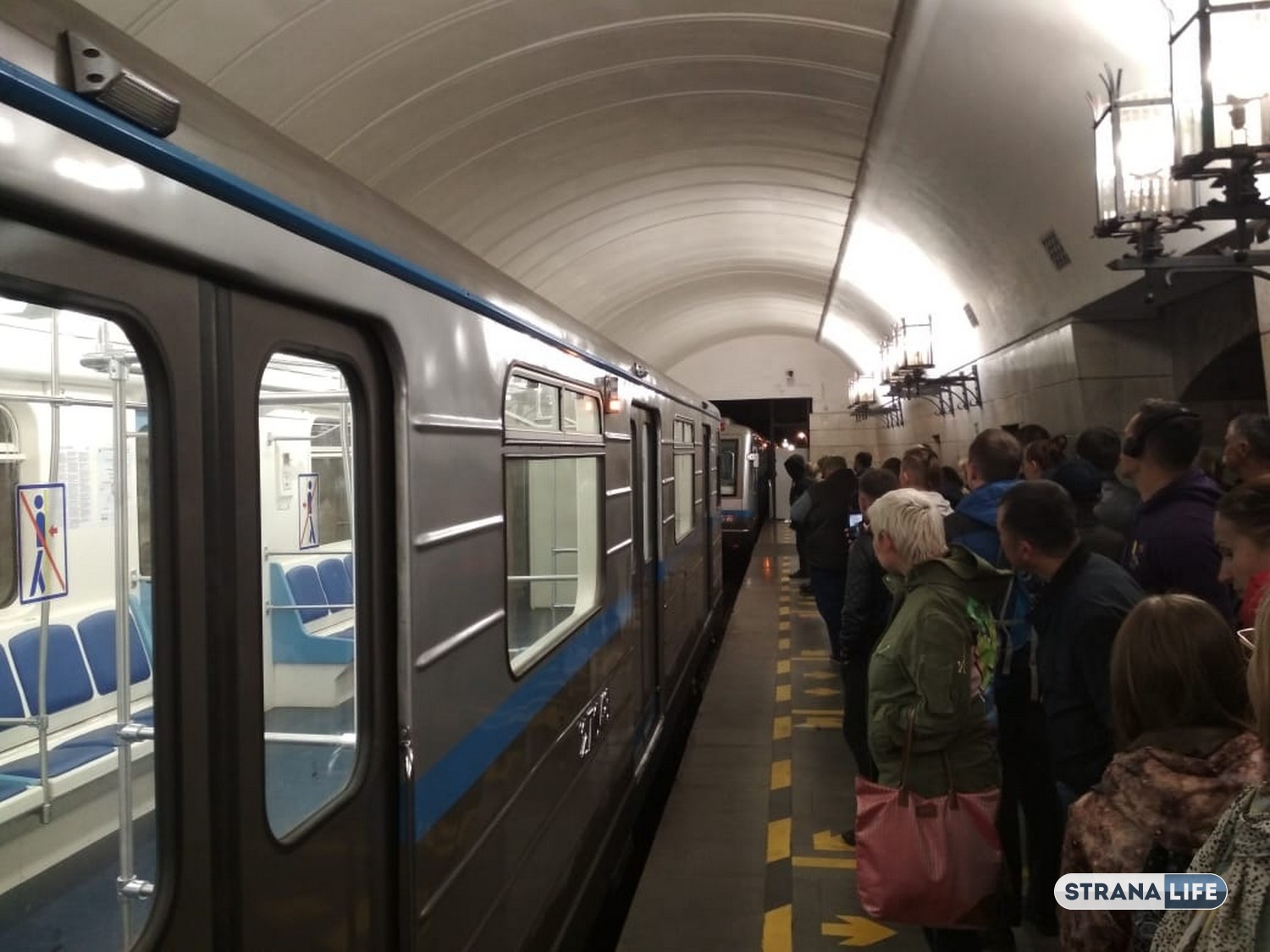 В Екатеринбурге остановили движение метро