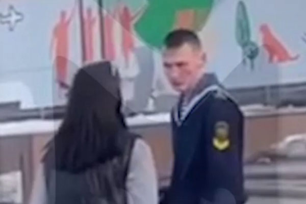 Топла пьяных школьниц избили военного курсанта и залили ему глаза перцовкой | Полиция начала поиски напавших на курсанта пьяных школьниц