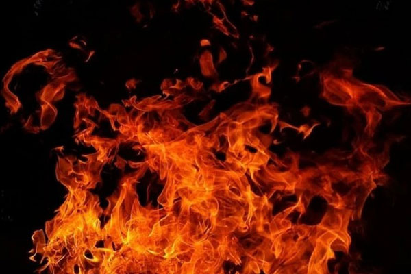 В Москве хулиганы ошиблись адресом и подожгли дверь чужой квартиры, пытаясь выбить долги