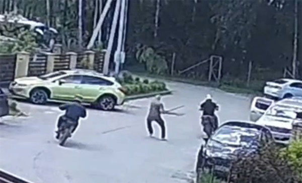 В Подмосковье мужчина избил мальчика за то, что он ездил на мотоцикле | В Подмосковье мужчина избил мальчика за то, что он ездил на мотоцикле