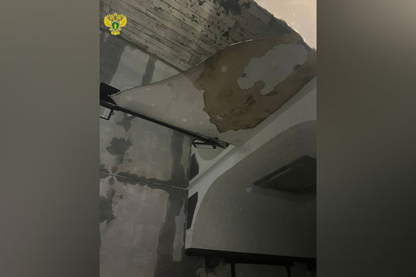 Москвичка попала в больницу после падения зеркала в салоне красоты